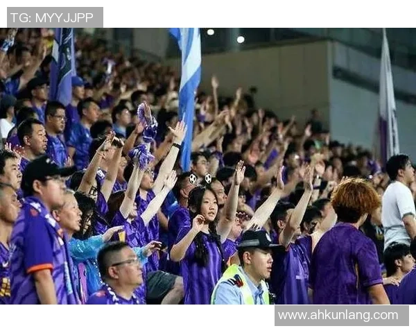 足球明星齐聚室内赛场展现技艺激情碰撞引发球迷热烈追捧