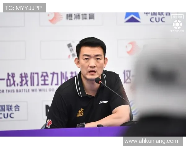 足球明星躺下来放松心情揭秘职业生涯背后的压力与挑战